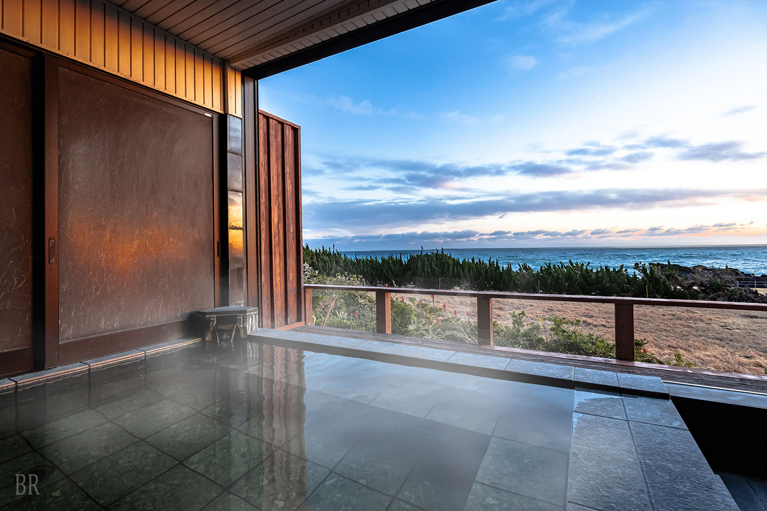 温泉で癒される